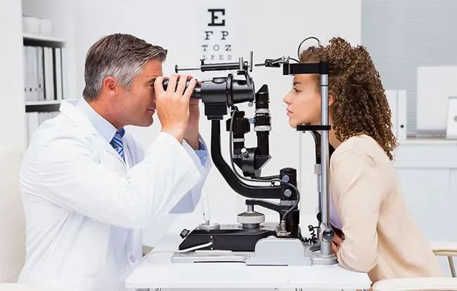 Comprehensive eye exam with optometrist in Newtonville